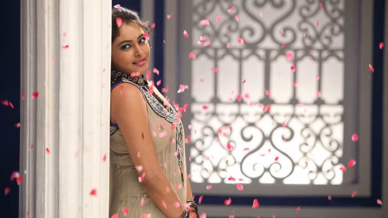 Thottal Thodarum backdrop