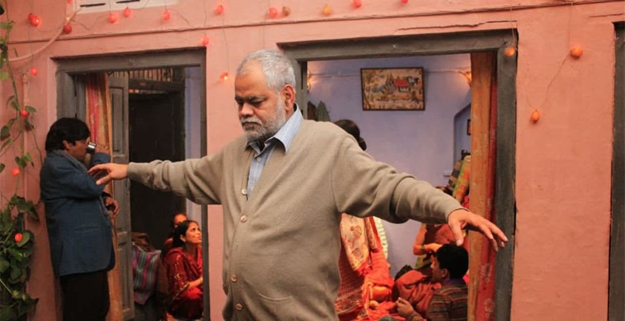 Ankhon Dekhi backdrop
